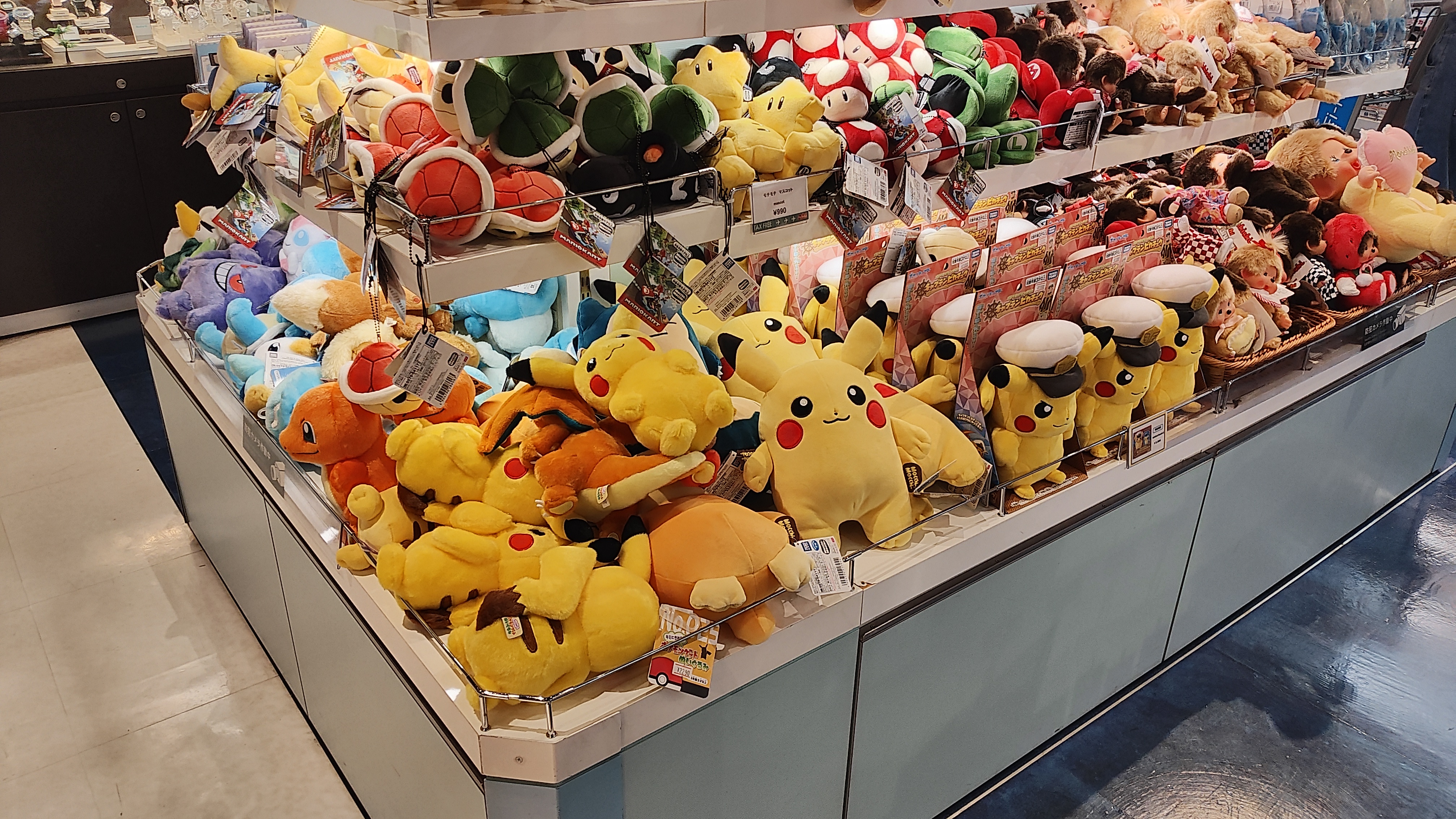 A quick look at more exclusive Japanese Pokémon items.